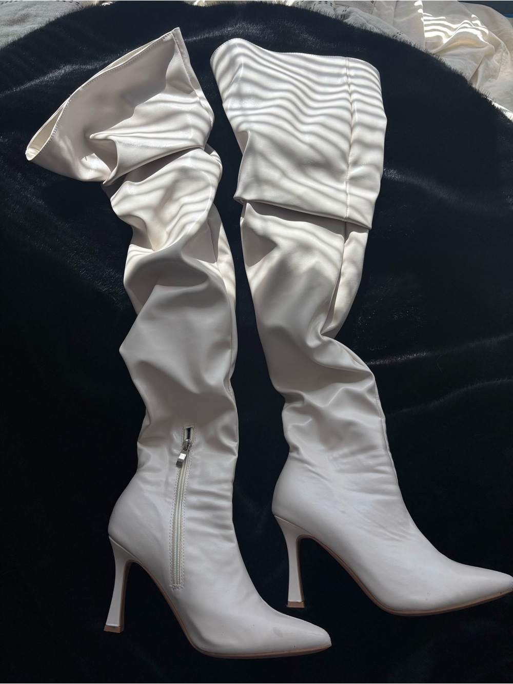 White Knee- High Heeled Boots 🤍 Size 8